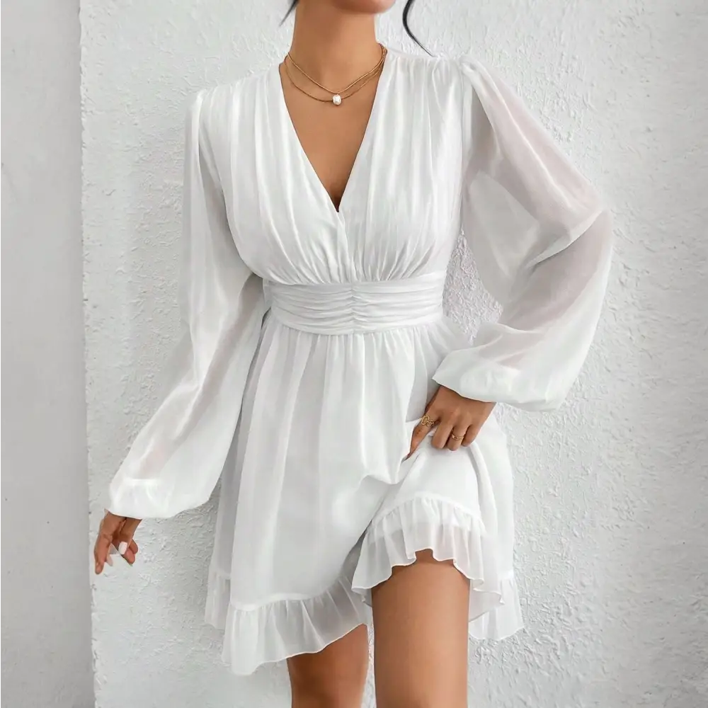 Une élégante robe cocktail blanche avec des manches ¾, vue de trois quarts dos, montrant la fluidité du tissu et la coupe cintrée à la taille, parfaite pour une soirée chic.