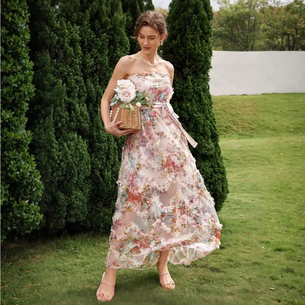 Une magnifique robe cocktail mariage bohème chic vue de face, avec un imprimé floral romantique et une ceinture à nouer à la taille, idéale pour une célébration en plein air.