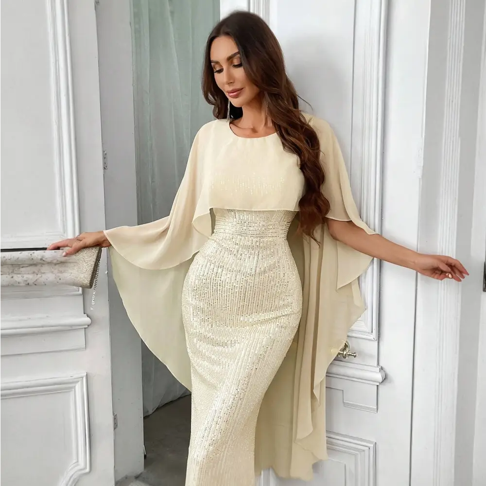 Vue de dos, la robe révèle un dos nu élégant, accentué par des détails de couture précis. Le drapé du tissu transparent offre un mouvement gracieux à chaque pas.