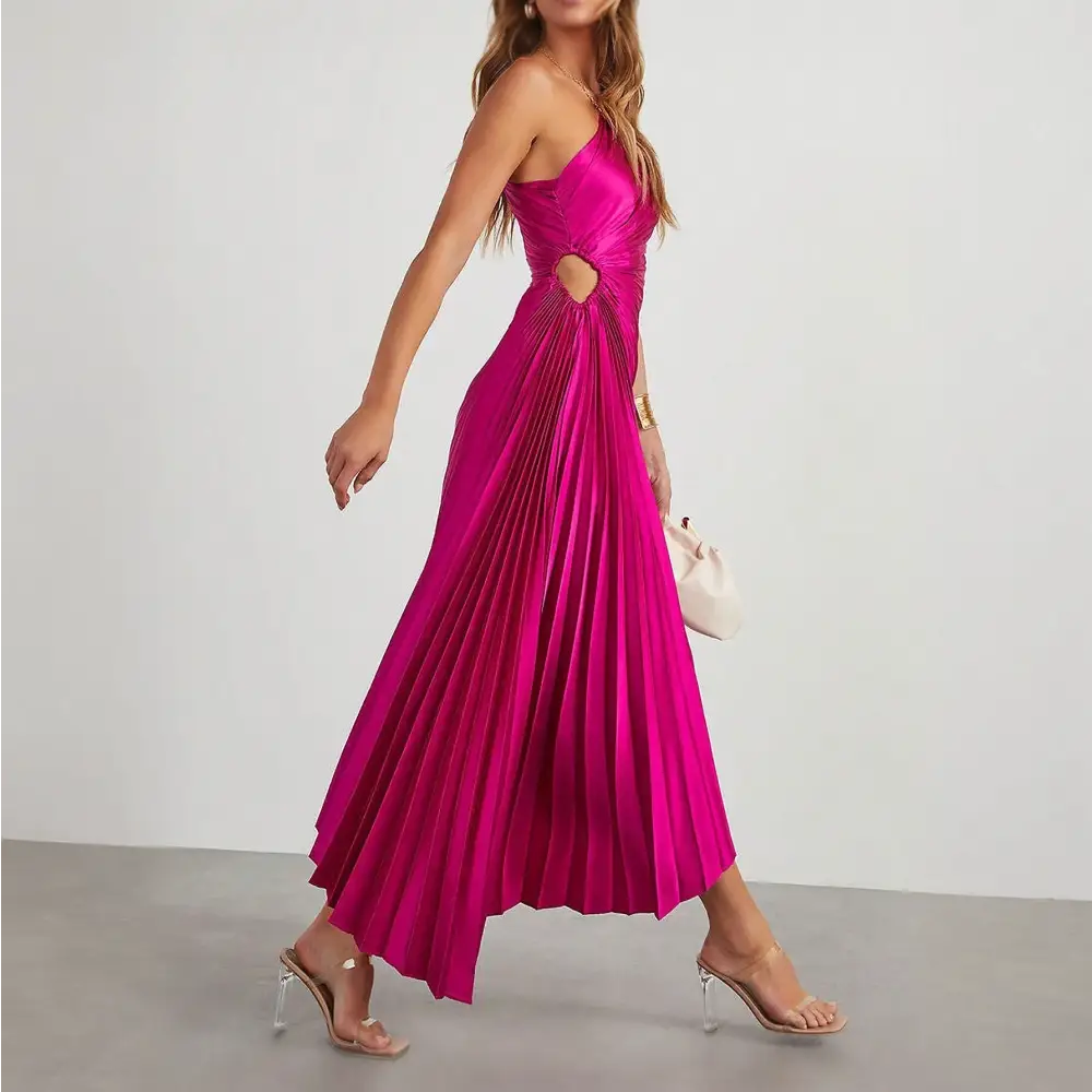 Une femme portant une robe cocktail satin de couleur fuchsia, en train de marcher. La robe est sans manches, présente des plis élégants et une coupe asymétrique avec une ouverture sur le côté de la taille.