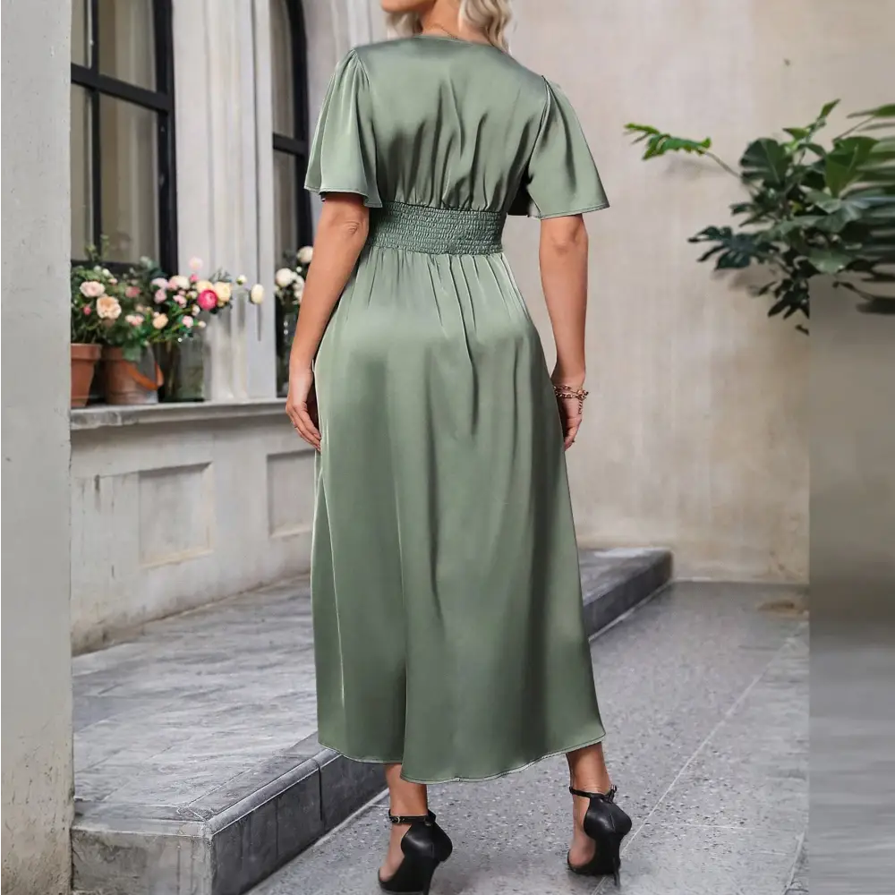 Robe de cocktail en satin kaki vue de dos, montrant le détail de la ceinture élastique.