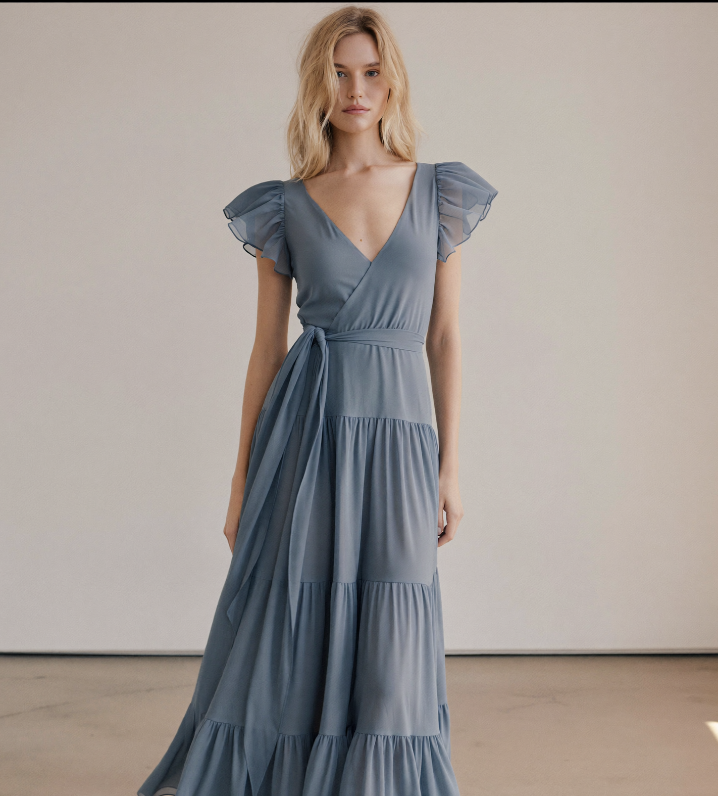 Robe invitée mariage en mousseline bleu poudré, cache-cœur à manches volantées et jupe fluide
