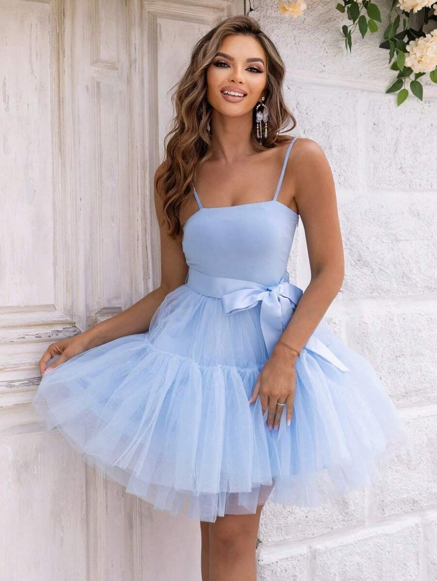  Robe cocktail en tulle vue de face, élégante et romantique avec bretelles fines et jupe évasée.