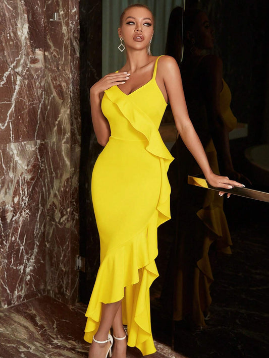 robe cocktail jaune elegante porte par un mannequin. La robe est sans manches avec des bretelles fines et un décolleté en V. La coupe moulante épouse la silhouette et est ornée de volants asymétriques qui ajoutent du mouvement. Le mannequin porte des boucles d’oreilles pendantes et des sandales à talons blancs, parfaites pour une soirée estivale.