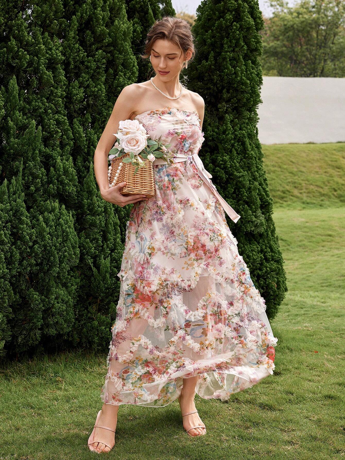 Une magnifique robe cocktail mariage bohème chic vue de face, avec un imprimé floral romantique et une ceinture à nouer à la taille, idéale pour une célébration en plein air.