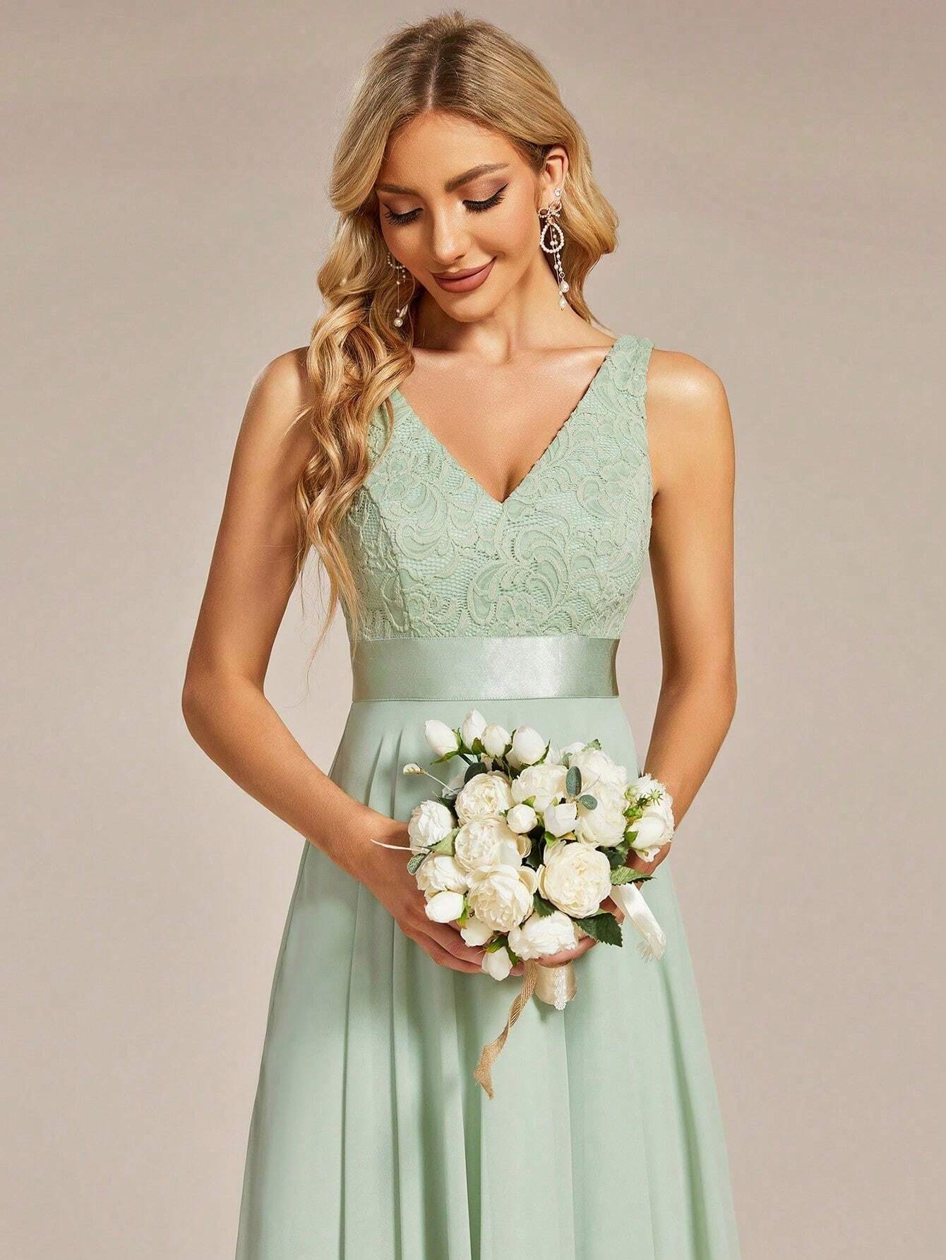 Robe cocktail vert avec femme souriante et un bouquet de fleur a la main