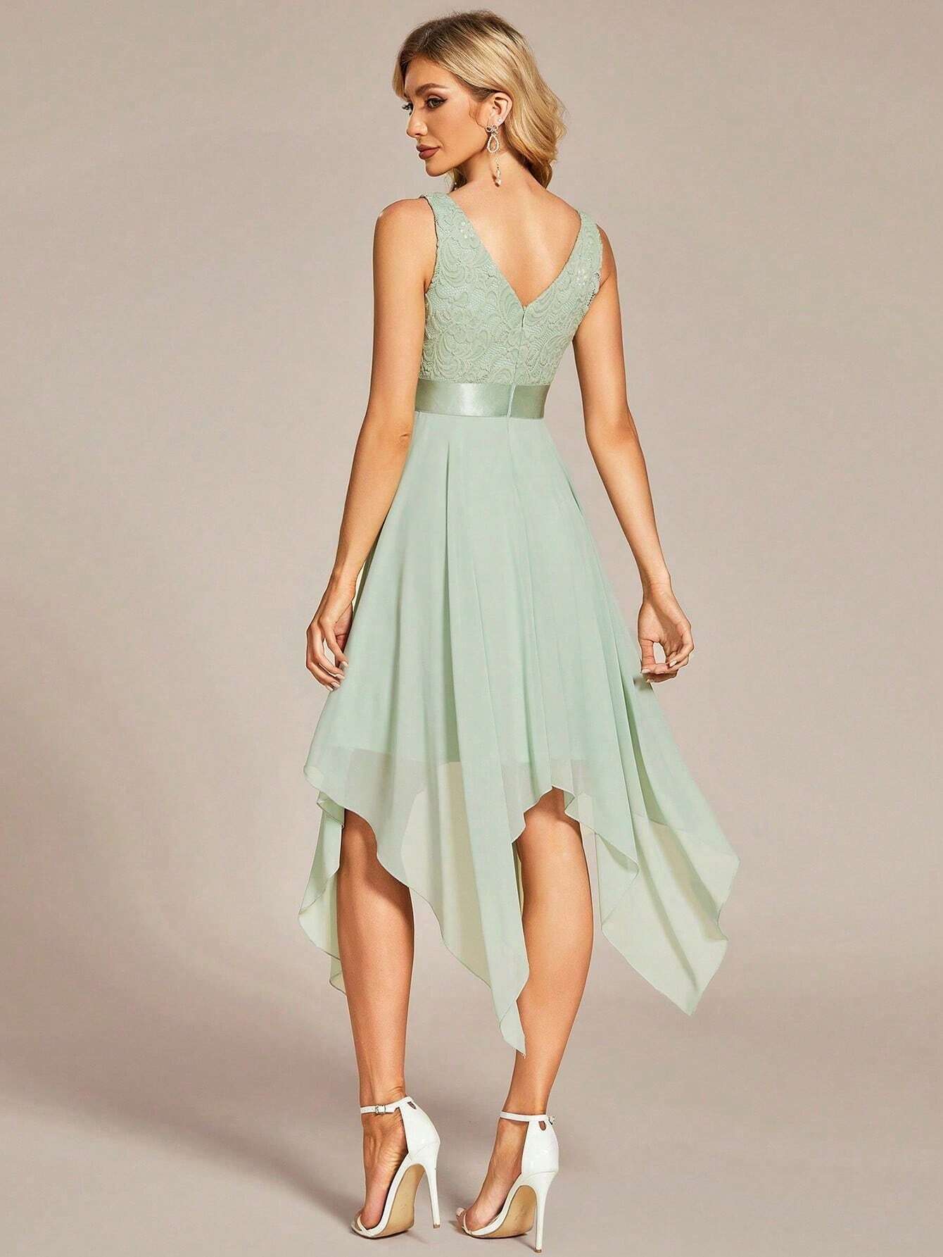 Robe cocktail vert avec femme de dos et talon blanc