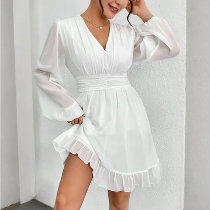 Vue de côté d'une robe cocktail blanche avec des manches ¾, soulignant la coupe flatteuse de la robe et sa légèreté, idéale pour une tenue sophistiquée et féminine.