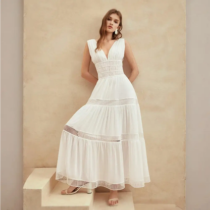Une robe cocktail longue en soie blanche vue de trois quarts, avec un décolleté en V profond, une coupe fluide et des détails en dentelle, parfaite pour une soirée chic et élégante.