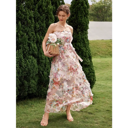Une magnifique robe cocktail mariage bohème chic vue de face, avec un imprimé floral romantique et une ceinture à nouer à la taille, idéale pour une célébration en plein air.