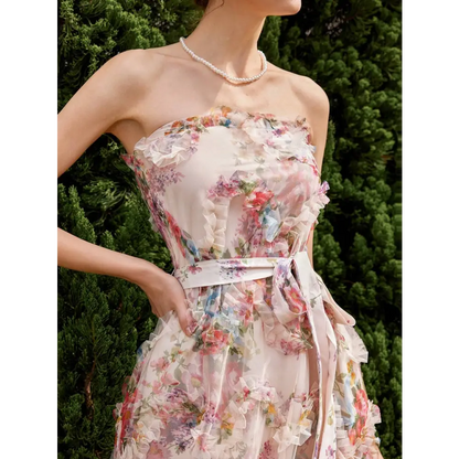Gros plan sur une robe cocktail mariage bohème chic, mettant en évidence les détails floraux et la texture délicate du tissu, avec une ceinture assortie à la taille.
