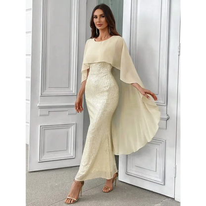 La robe est ornée de paillettes scintillantes sur toute sa longueur, créant un effet éblouissant sous les lumières. La coupe ajustée met en valeur la silhouette, tandis que le décolleté en cœur ajoute une touche de féminité.