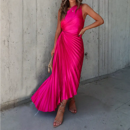 	Une robe cocktail satin de couleur fuchsia avec des plis élégants, présentée de face. La robe est sans manches et présente une coupe asymétrique avec une ouverture sur le côté de la taille.