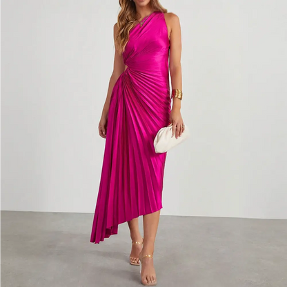 Une robe cocktail satin de couleur fuchsia vue de face, portée par une femme en entier. La robe est sans manches, présente des plis élégants et une coupe asymétrique avec une ouverture sur le côté de la taille.