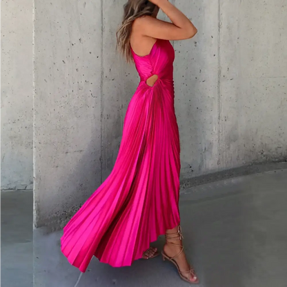 Une robe cocktail satin de couleur fuchsia vue de profil. La robe est sans manches, présente des plis élégants et une coupe asymétrique avec une ouverture sur le côté de la taille.