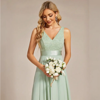 Robe cocktail vert avec femme souriante et un bouquet de fleur a la main