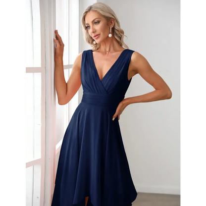 Gros plan d'une femme portant une robe de cocktail bleue pour mariage, mettant en valeur le décolleté en V et les détails plissés de la taille.